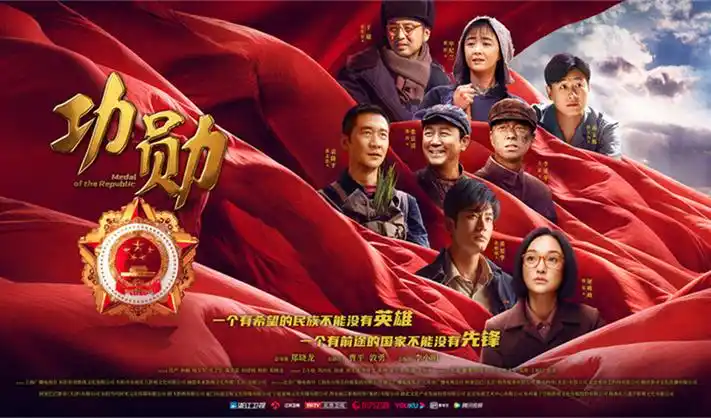长卷横幅，以淡金刻度标注放送日历的月份与时段分区
